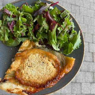 Tarte tatin d'endives au chèvre & salade
