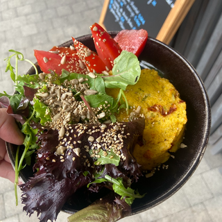 Galette de polenta, tomates et salade