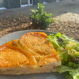 Tarte tatin aux endives, chèvre et miel & salade