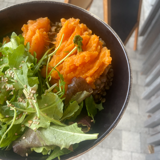 Parmentier de patates douces, champignons, lentilles & salade verte