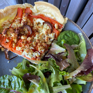 Tarte carottes, feta, saint morêt, origan, oignons rouge & salade