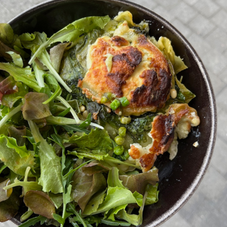 Lasagnes végétariennes : petits pois, épinards frais, chèvre, miel & salade