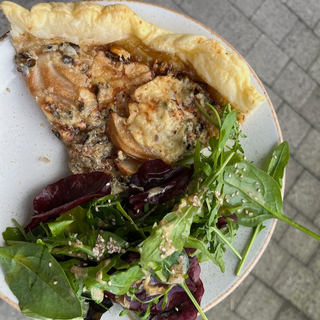 Tarte fine au roquefort, poires, noix et salade verte
