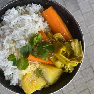 Curry de légumes d'hiver : carottes, navets, poireaux accompagné de riz