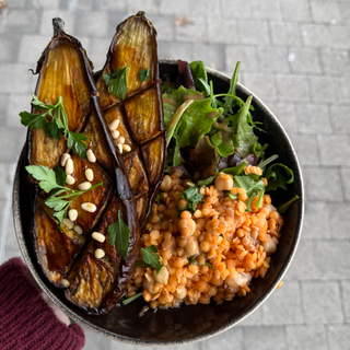 Aubergine caramélisée à la sauce soja, miel, pignon de pin, persil plat accompagné d'une salade de lentilles à la marocaine et salade verte 