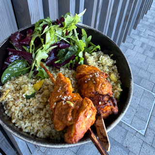 Brochettes de poulet tandoori servi avec du boulgour aux petits légumes
