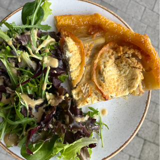 Tarte tatin d'endives et chèvre accompagné de salade verte 