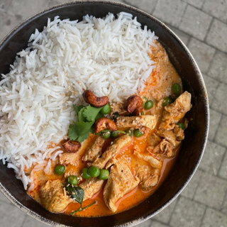 Poulet massala accompagné de riz basmati, petits pois, persil plat, noix de cajou et graines de sésame