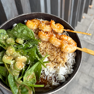 Gambas Teriyaki acoompagnées de pousses d'épinards, cebettes, et riz basmati
