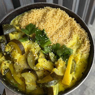Tajine de poulet au citron, accompagné de semoule et courgettes