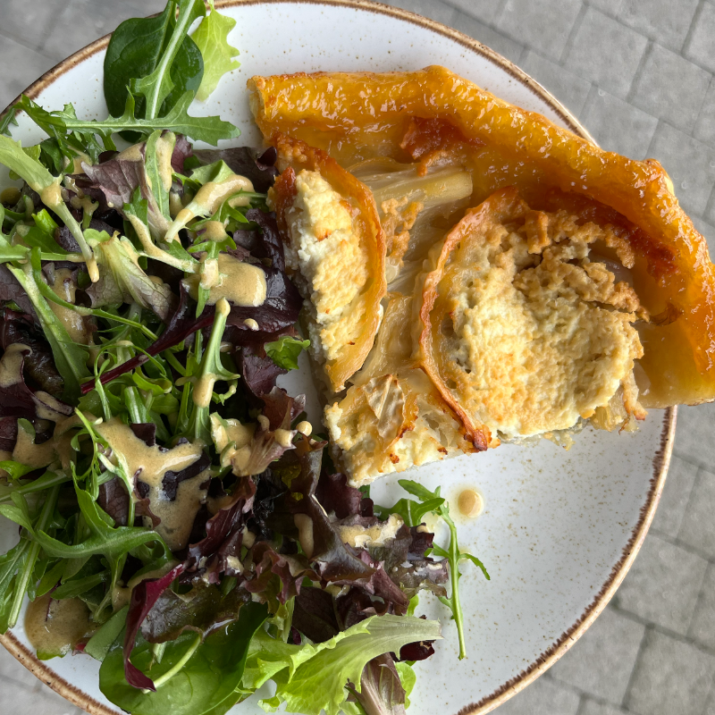 Mille-feuilles de courgettes, tomates séchées, chèvre, miel et thym, accompagné de salade verte 