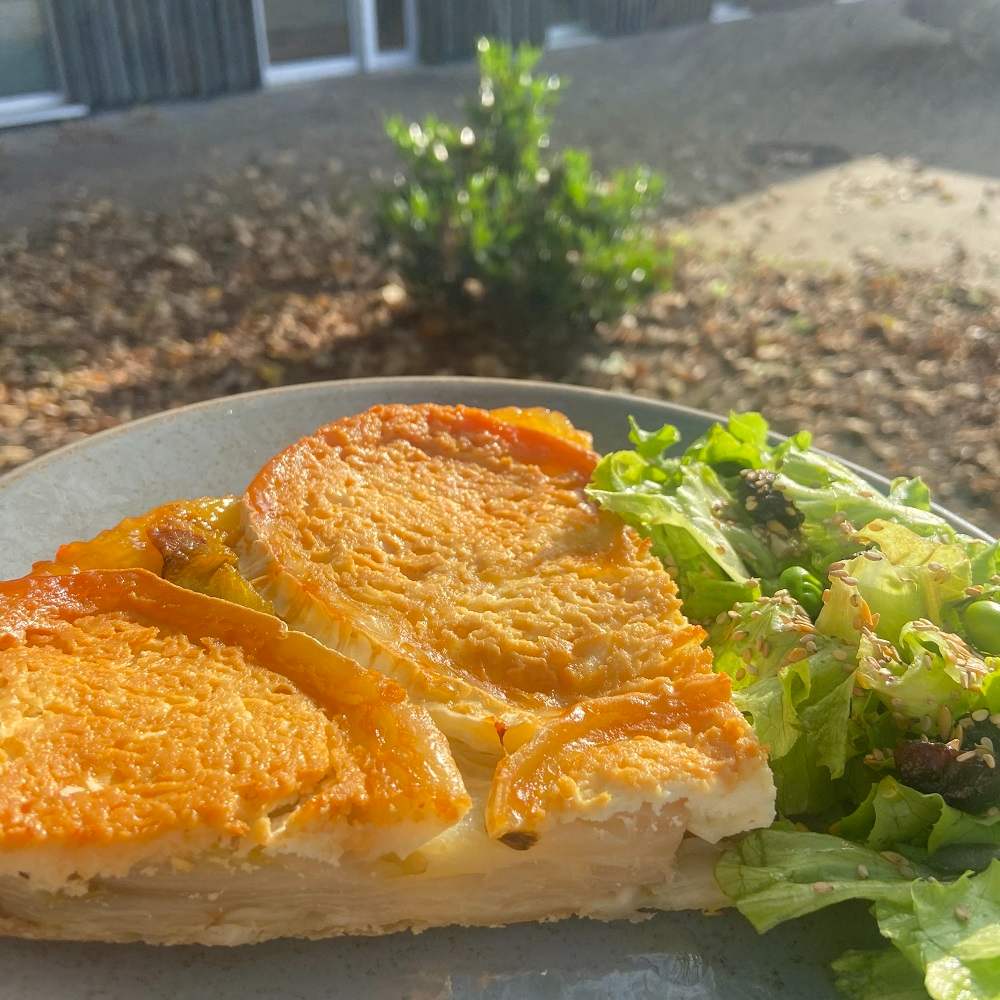 Tarte tatin aux endives, chèvre et miel & salade Main Image