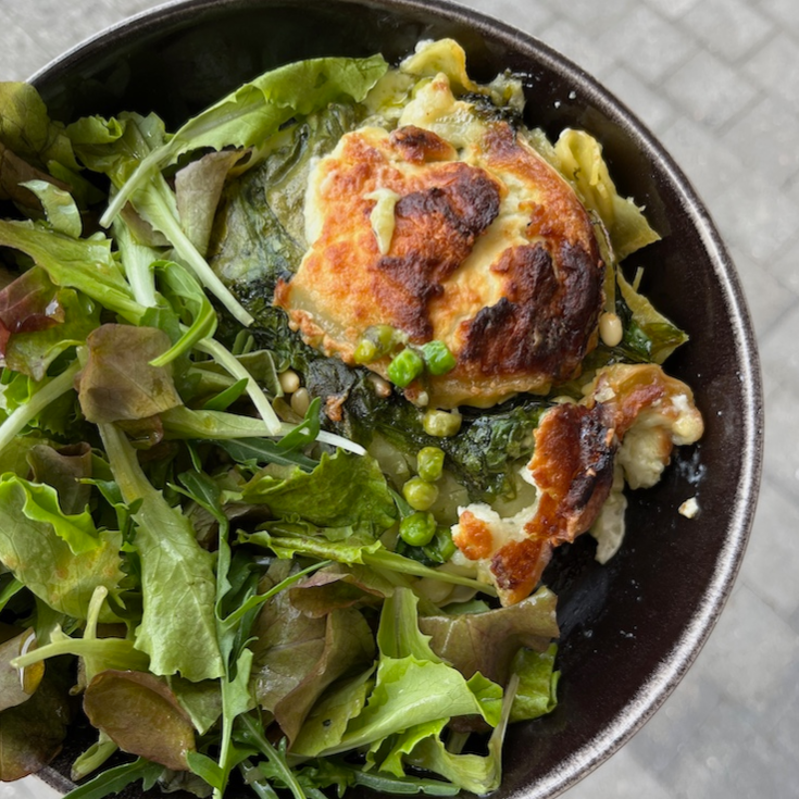 Lasagnes végétariennes : petits pois, épinards frais, chèvre, miel & salade