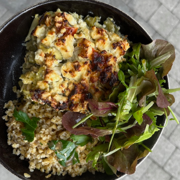 Mille-feuilles de courgettes, tomates séchées, chèvre, miel et thym, accompagné de salade verte 