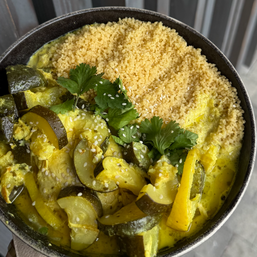 Tajine de poulet au citron, accompagné de semoule et courgettes