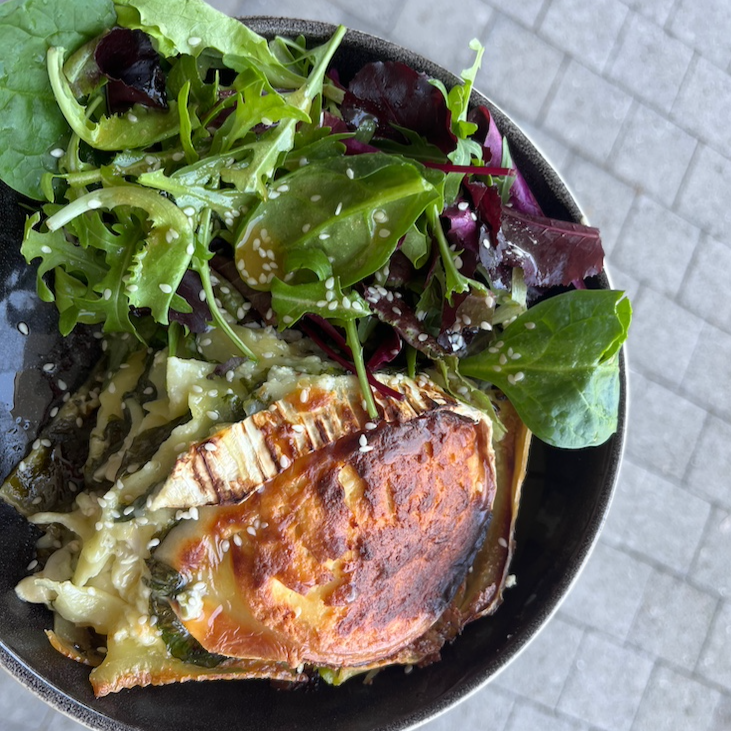 Lasagnes végé petits pois, épinards chèvre miel avec salade verte