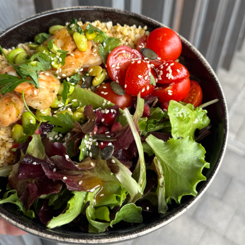 Bowl Méditerranéen : Boulgour, gambas snackées, grenade, tomates cerises, fèves, graines de courge, persil plat 