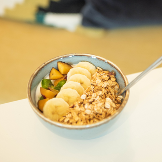 Fromage blanc, fruits frais et muesli