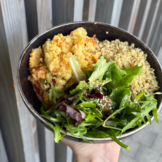 Riz fried aux légumes : carottes, brocolis, champignons, oignons, oeuf / sauce soja sucrée et salée
