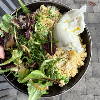 Risotto de semoule, parmesan, asperges vertes, petits pois, burrata et salade 