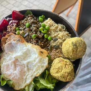 Holi Bowl : quinoa aux herbes, petits pois, lentilles, betteraves & falafel aux pois chiches