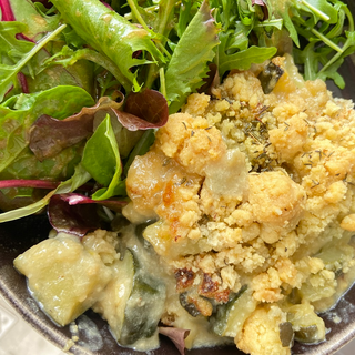 Crumble de courgettes & roquefort