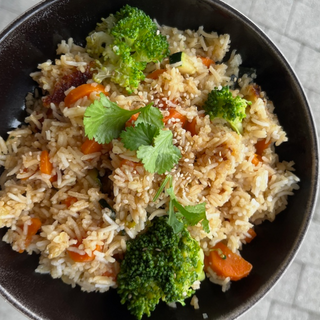 Riz fried aux légumes : carottes, courgettes, brocolis, oignons et sauce teriyaki
