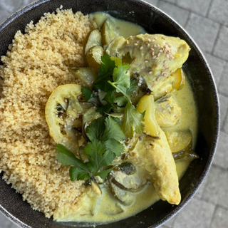 Tajine de poulet au citron et courgettes servi avec de la semoule