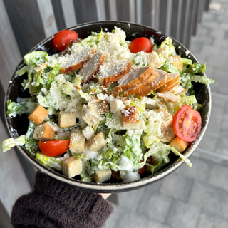 Salade César : salade romaine, filet de poulet, parmesan, tomates cerises, croutons