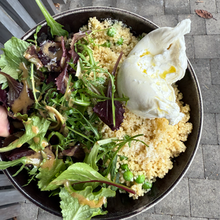 Risotto de semoule, parmesan, asperges vertes, petits pois, burrata et salade 