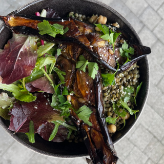 Aubergine caramelisée à la sauce soja, miel, pignons de pin, persil plat accompagnée d'une salade de lentilles à la marocaine et salade verte 