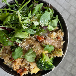 Riz fried aux légumes : carottes, brocolis, champignons, oignons, oeuf / sauce soja sucrée et salée