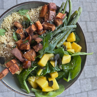 Holi Bowl : Semoule aux herbes, patates douces rôties avec des graines de sésame, haricots verts, mangue & pousse d'épinards