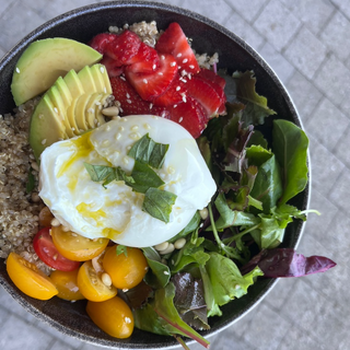 Holi bowl :  Tomates cerise, burrata, basilic, quinoa aux herbes, avocat, pignon de pin et fraises