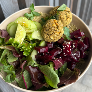 Salade Libanaise : Semoule aux herbes fraîches façon taboulé, falafels, betterave, concombre, salade mesclun