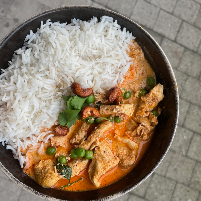 Poulet Massala, riz thaï, petits pois, persil plat, noix de cajou et graines de sésame