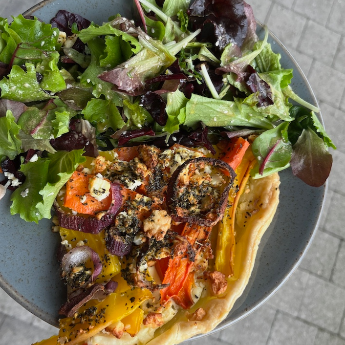 Tarte aux carottes, feta, origan, oignons rouge et salade