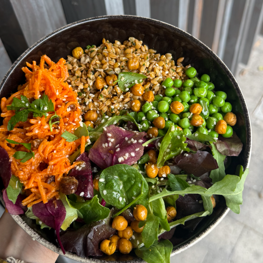 Holi Bowl : petit épeautre à la libanaise, avec carottes, pois chiche rôtis au curcuma, petits pois, carottes râpées citronnées aux raisins secs accompagné de salade