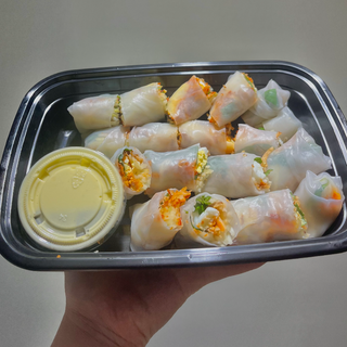 Bánh Tráng Cuộn Sốt Bơ Me (Rice Paper Roll w Tamarind Sauce)