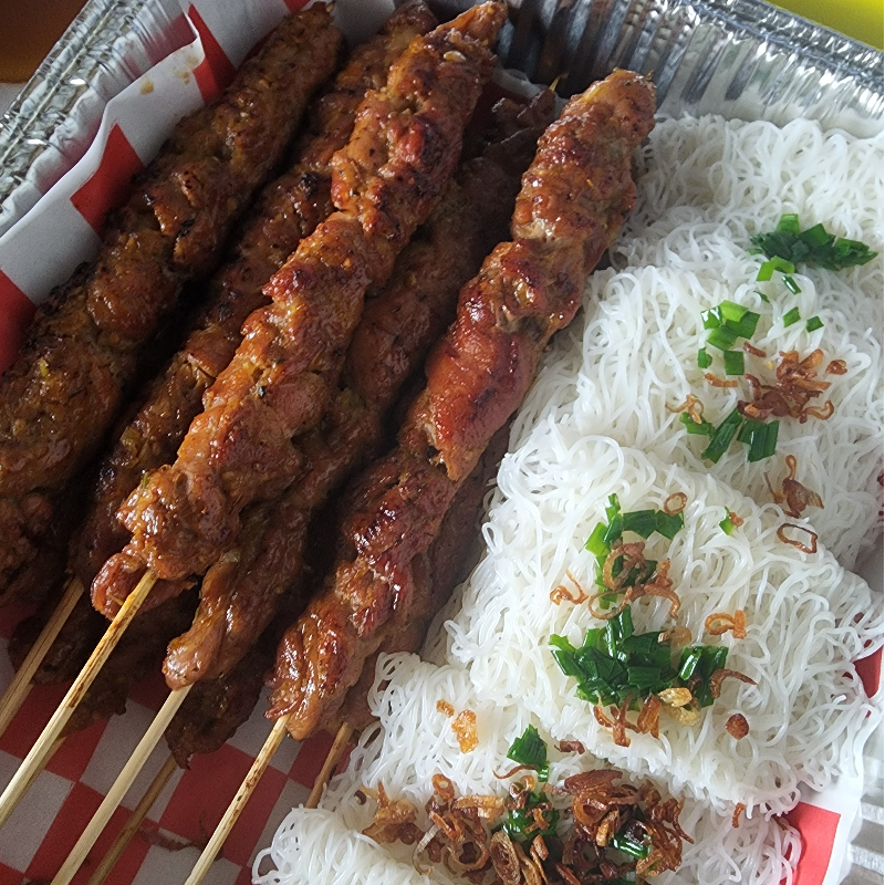Grilled pork skewers with rice vermicelli sheets 