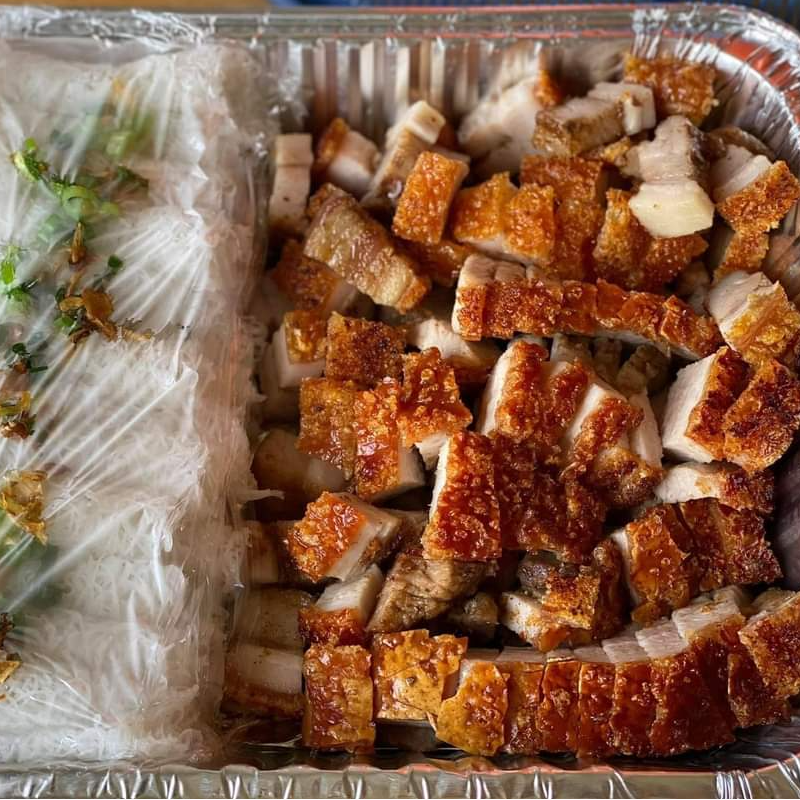 CRISPY PORK BELLY AND RICE VERMICELLI SHEETS PARTY TRAY