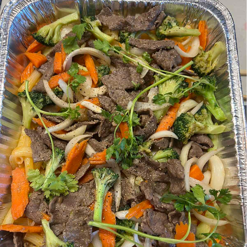 STIR FRY BEEF with NOODLES TRAY