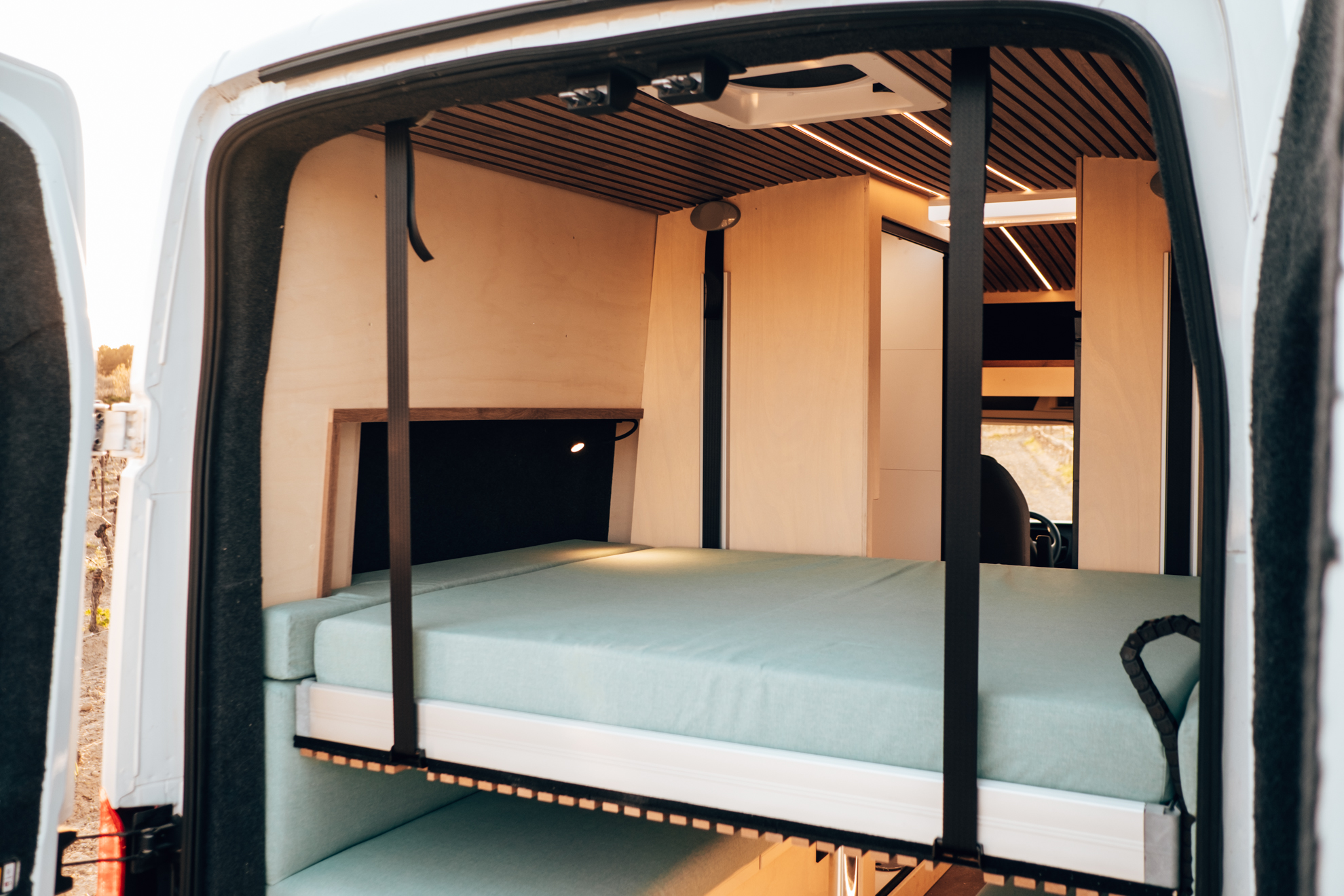 Lit electrique suspendu