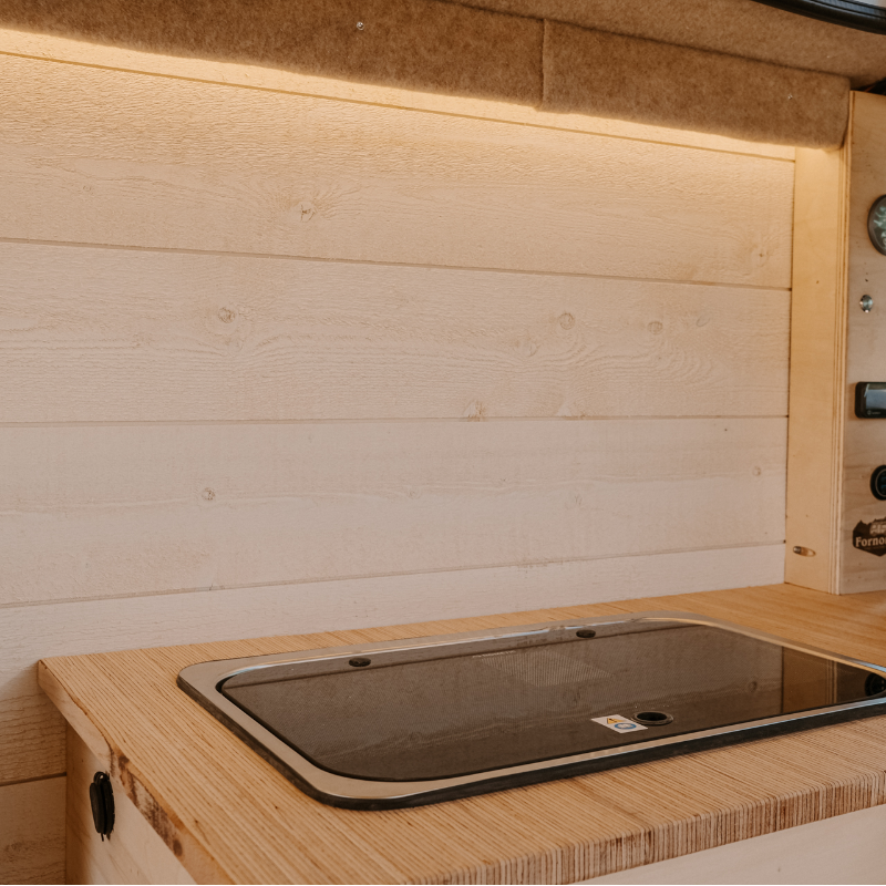 Murs, plafond (lambris blanc hydrocire ou brut de scie) et plancher en contreplaqué peuplier 15 mm