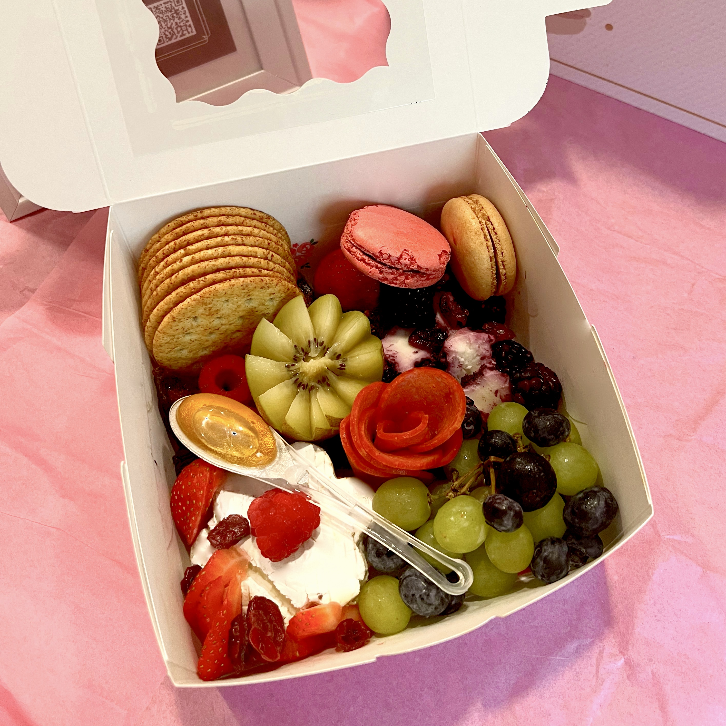 Tiara Box Serves up to 2