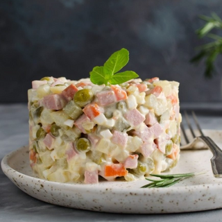 Салат Оливье / Salada Olivier (salada russa)