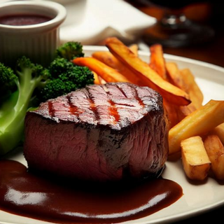 Filet mignon, sauce vin rouge, frites de patated douces et brocoli grillés