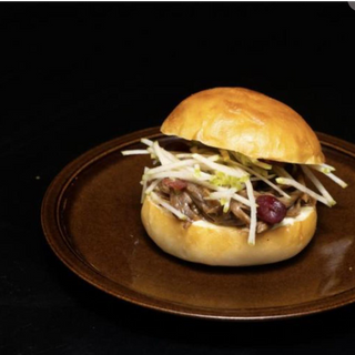 BRAISED PULLED BEEF ON MINI BRIOCHE ROLL