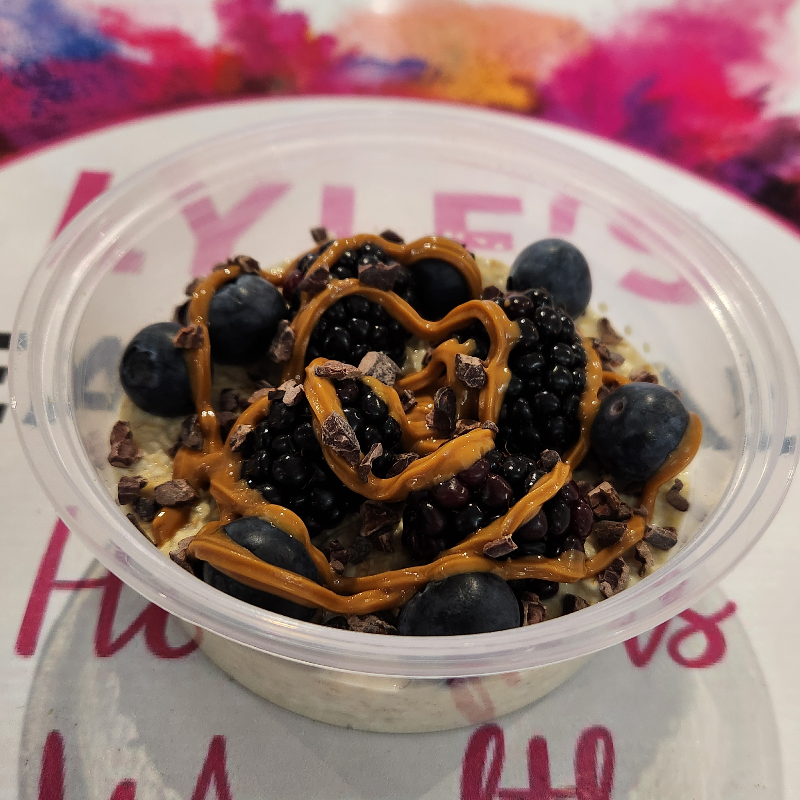 Berries,  cacao nibs & peanut butter 🥜 