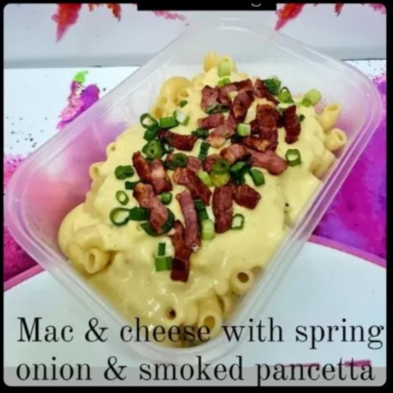 Mac & cheese 🧀 with crispy pancetta & spring onion 